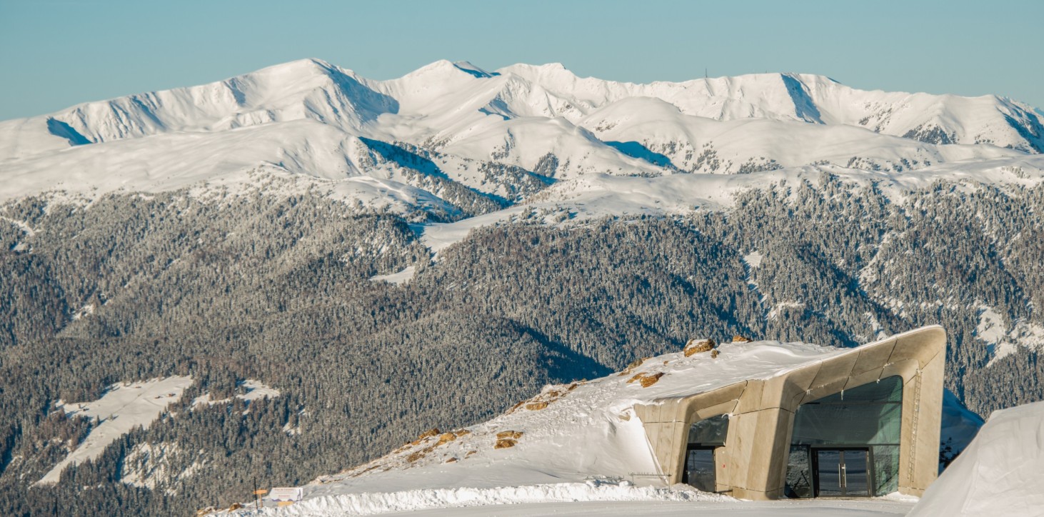 Costruzione solida in Alto Adige | costruire con il calcestruzzo significa creare molto spazio interno e allo stesso tempo realizzare forme creative. Il Messner Mountain Museum Corones a Plan de Corones è una solida costruzione basata su un progetto dell'architetto Zaha Hadid.